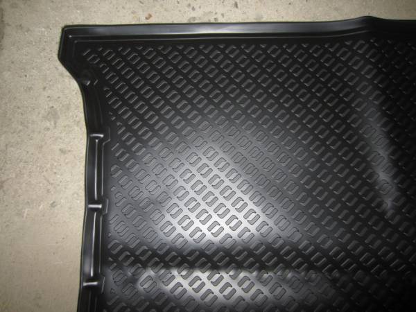 Резиновый коврик в багажник Nissan Patrol Y62 (2010-2021) с бортиком