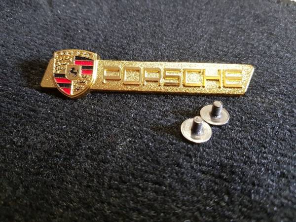 Лейбл металлический Porsche (Порше) фигурный цветной ЗОЛОТО