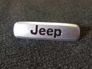 Лейбл металлический Jeep (Джип) цветной (черная заливка)