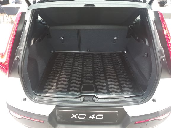 Резиновый коврик в багажник Volvo XC40 (Вольво ХС40) с бортиком