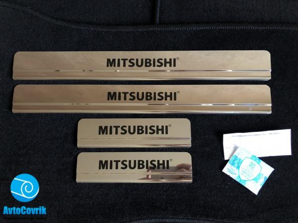 Накладки на пороги Mitsubishi Outlander 3 (Митсубиси Оутлендер 3) надпись краска со ступенькой