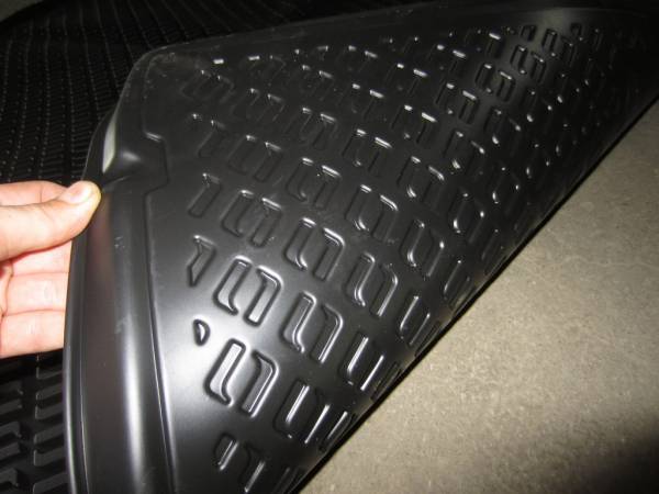 Резиновый коврик в багажник Nissan Patrol Y62 (2010-2021) с бортиком