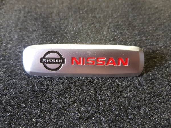 Лейбл металлический Nissan (Ниссан) цветной