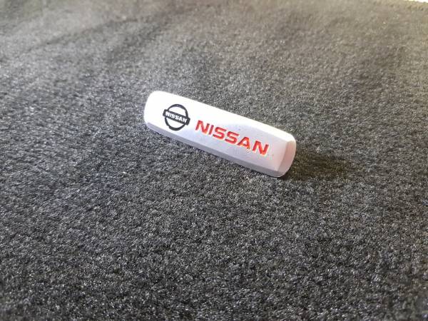 Лейбл металлический Nissan (Ниссан) цветной