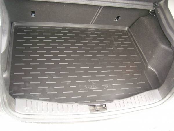 Резиновый коврик в багажник Ford Focus 3 HB (Форд Фокус 3 хэтчбек) с бортиком