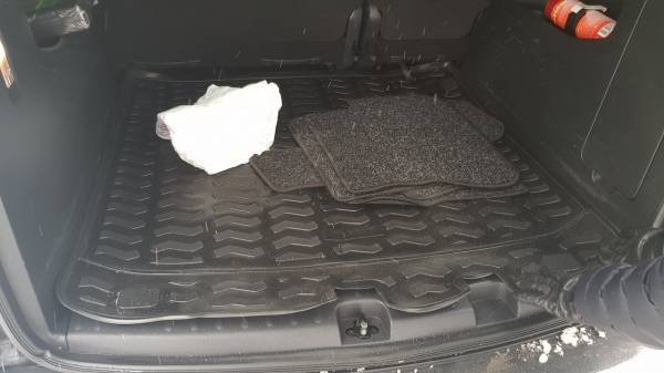 Резиновый коврик в багажник Volkswagen Caddy IV (2015-н.в.) с бортиком