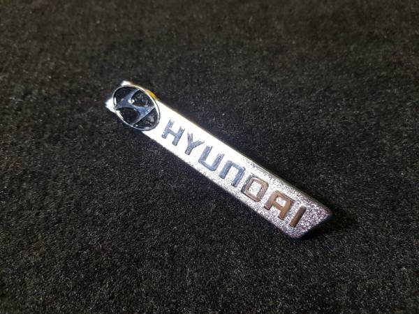 Лейбл металлический Hyundai (Хендай) фигурный цветной