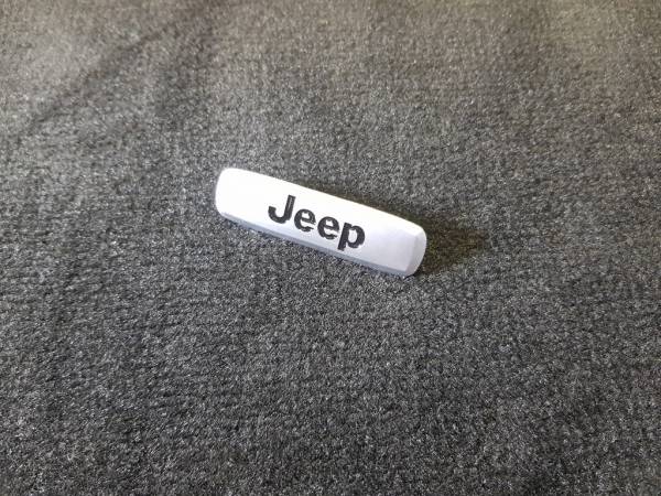 Лейбл металлический Jeep (Джип) цветной (черная заливка)
